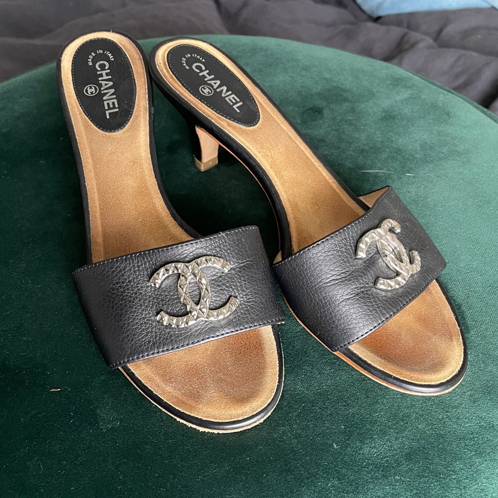 CHANEL blk sandals (slides) w/kitten heels Size 37